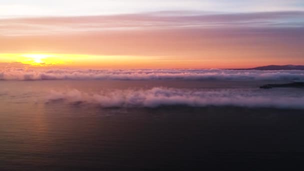 Nascer do sol no mar, tiro de uma altura de drone, água da nuvem, nevoeiro — Vídeo de Stock