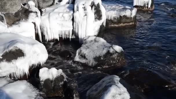 Mächtige Meereswellen, die im Sonnenuntergang auf die Felsen im westlichen Teil Eislands krachen — Stockvideo
