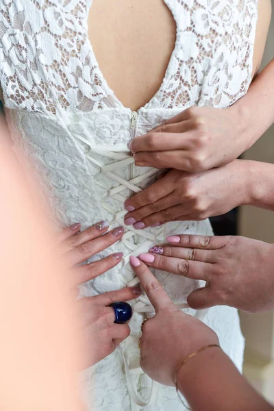 Ochtend van de bruid als ze draagt een mooie jurk, vrouw klaar voor de bruiloft ceremonie — Stockfoto