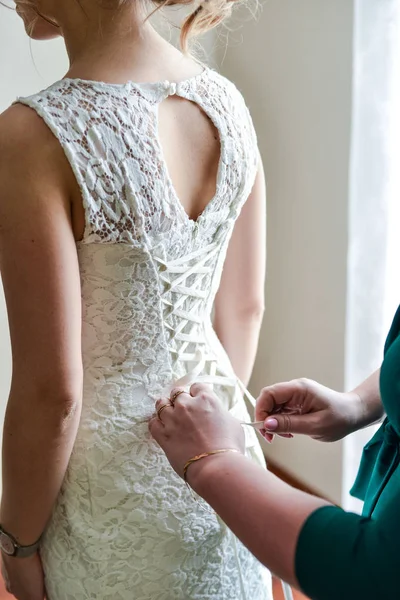 Ранок нареченої, коли вона носить красиву сукню, жінка готується до церемонії одруження — стокове фото