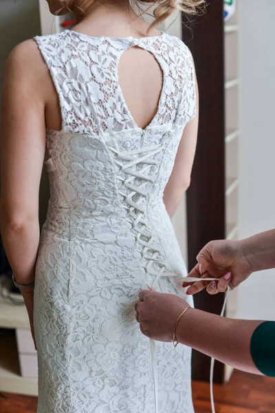 Mañana de la novia cuando ella lleva un hermoso vestido, mujer preparándose antes de la ceremonia de la boda —  Fotos de Stock
