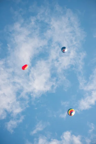 Zachmurzone niebo niebieskie balony na gorące powietrze — Zdjęcie stockowe