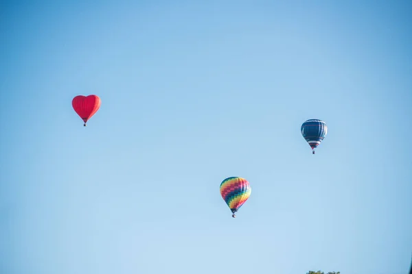 Heißluftballons bewölkten blauen Himmel — Stockfoto