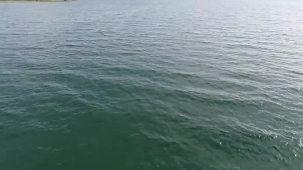 Vista al mar desde el dron vista superior de agua azul — Vídeos de Stock