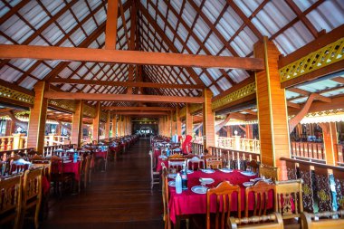 Koh Panyee yerleşkesi Tayland 'da Phang Nga Körfezi' nde inşa edildi.