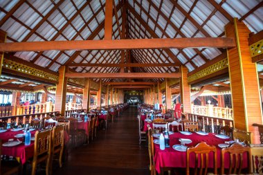 Koh Panyee yerleşkesi Tayland 'da Phang Nga Körfezi' nde inşa edildi.