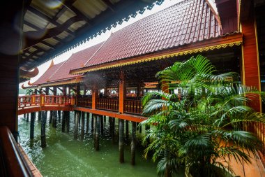 Koh Panyee yerleşkesi Tayland 'da Phang Nga Körfezi' nde inşa edildi.