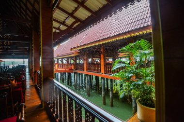 Koh Panyee yerleşkesi Tayland 'da Phang Nga Körfezi' nde inşa edildi.