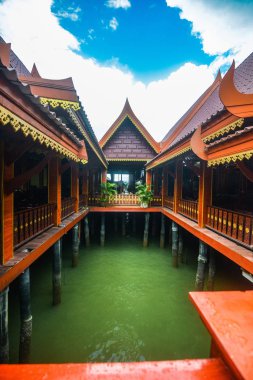 Koh Panyee yerleşkesi Tayland 'da Phang Nga Körfezi' nde inşa edildi.