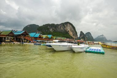 Koh Panyee yerleşkesi Tayland 'da Phang Nga Körfezi' nde inşa edildi.