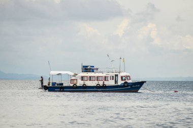 Nopparatthara plaj Phiphi Adası, Krabi adlı feribot. Tayland.