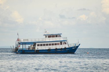 Nopparatthara plaj Phiphi Adası, Krabi adlı feribot. Tayland.