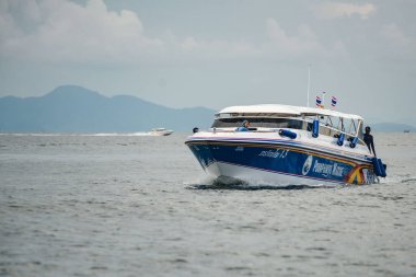 Nopparatthara plaj Phiphi Adası, Krabi adlı feribot. Tayland.
