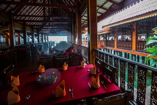 Koh Panyee yerleşkesi Tayland 'da Phang Nga Körfezi' nde inşa edildi.