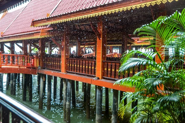 Поселок Паньи (Koh Panyee) построен на сваях залива Фанг Нга (Phang Nga Bay), Таиланд — стоковое фото