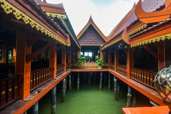 Koh Panyee yerleşkesi Tayland 'da Phang Nga Körfezi' nde inşa edildi.