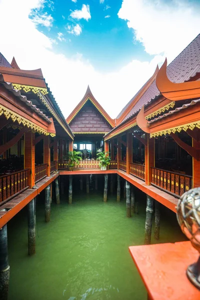 Koh Panyee yerleşkesi Tayland 'da Phang Nga Körfezi' nde inşa edildi.