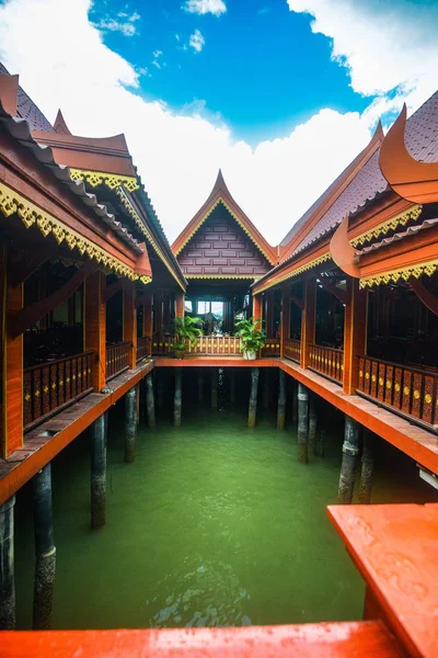 Koh Panyee yerleşkesi Tayland 'da Phang Nga Körfezi' nde inşa edildi.
