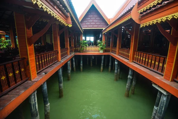 Поселок Паньи (Koh Panyee) построен на сваях залива Фанг Нга (Phang Nga Bay), Таиланд — стоковое фото