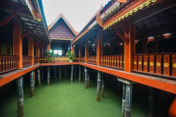 Koh Panyee yerleşkesi Tayland 'da Phang Nga Körfezi' nde inşa edildi.