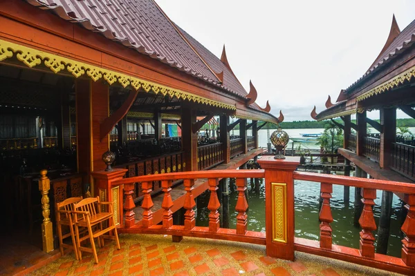 Koh Panyee yerleşkesi Tayland 'da Phang Nga Körfezi' nde inşa edildi.