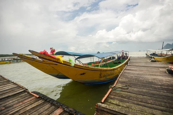 Koh Panyee nederzetting gebouwd op palen van Phang Nga Bay, Thailand — Stockfoto