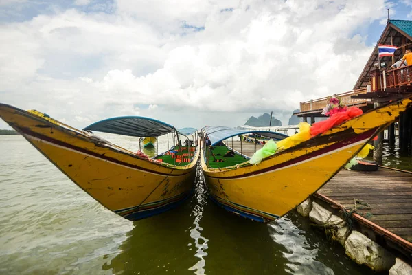 Koh Panyee nederzetting gebouwd op palen van Phang Nga Bay, Thailand — Stockfoto