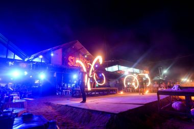 Phi Phi Island Tayland bar adlı dizide yangın Sunky