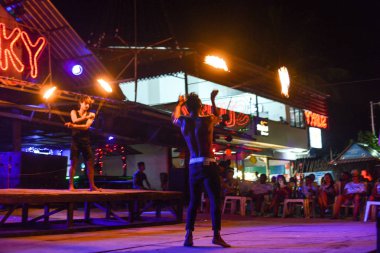 Phi Phi Island Tayland bar adlı dizide yangın Sunky