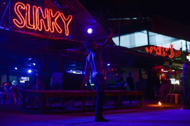 Phi Phi Island Tayland bar adlı dizide yangın Sunky