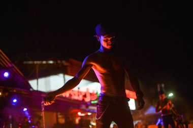 Phi Phi Island Tayland bar adlı dizide yangın Sunky