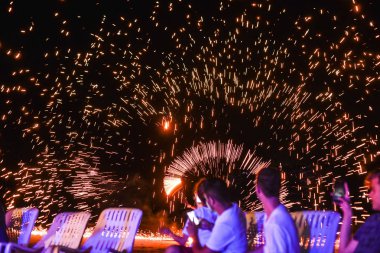 Phi Phi Island Tayland bar adlı dizide yangın Sunky