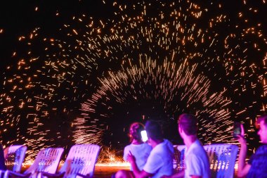 Phi Phi Island Tayland bar adlı dizide yangın Sunky