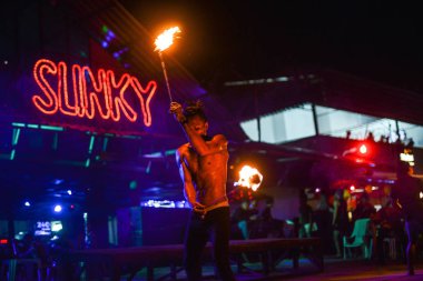 Phi Phi Island Tayland bar adlı dizide yangın Sunky