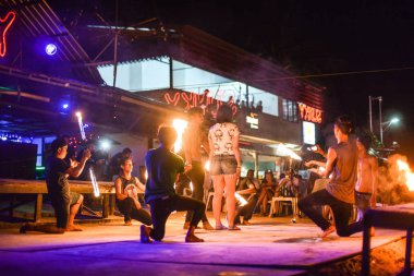 Phi Phi Island Tayland bar adlı dizide yangın Sunky