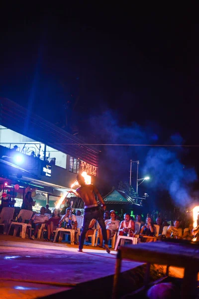 Feuershow auf Phi Phi Island in Thailand an der Bar sunky — Stockfoto