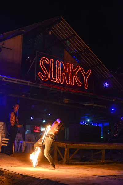 Огненное шоу на острове Пхи Пхи в Таиланде в баре Sunky — стоковое фото