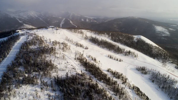 Estância de esqui Gorny Vozdukh. Gorny Vozdukh ou Mountain Air é um grande centro de esportes de inverno na ilha russa de Sakhalin . — Fotografia de Stock