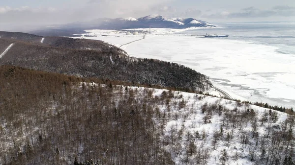 Vista de inverno da colina para a fábrica de GNL, ilha de Sakhalin, Rússia — Fotografia de Stock