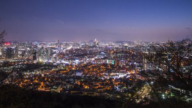 Seul, Güney Kore şehir merkezi ve Seul Kulesi manzarası.