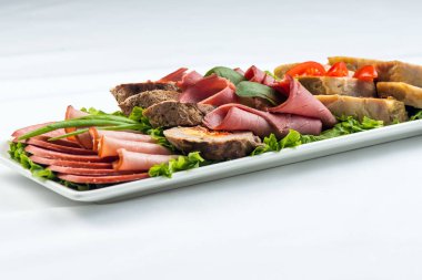 et jambon, peynir ve Yeşiller ile beyaz arka plan üzerinde rulo