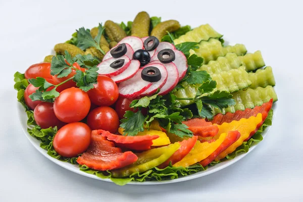 Салат со свежими летними овощами, белый фон — стоковое фото