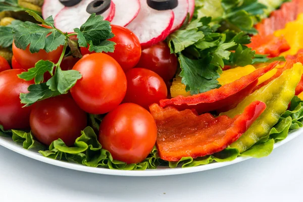 Ensalada con verduras frescas de verano, fondo blanco —  Fotos de Stock