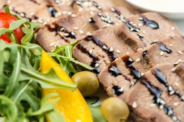 Beyaz arka plan üzerinde beyaz tabak salata ile dil tabak haşlanmış