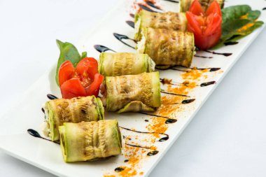 Beyaz bir arka plan üzerinde beyaz bir plaka üzerinde bir doldurma ile ızgara kabak rulo