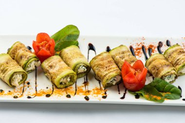 Beyaz bir arka plan üzerinde beyaz bir plaka üzerinde bir doldurma ile ızgara kabak rulo