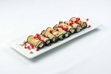 Patlıcan fındık ile. Fındık, otlar ve nar taneleri ile lezzetli kızarmış patlıcan meze. Gürcü mutfağı yemek beyaz arka plan üzerinde beyaz plaka üzerinde