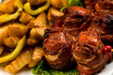 pastırma ve kızarmış patates ve kırmızı sos ile kızarmış et beyaz arka plan üzerinde beyaz plaka üzerinde rulo