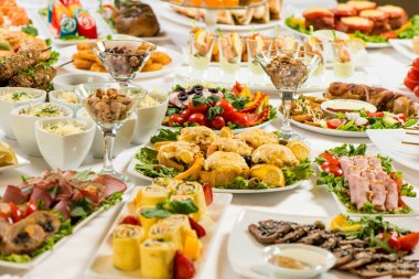 Beyaz arka plan üzerinde beyaz tabaklar tatil yemek için farklı atıştırmalıklar. Mutfak, menü, gıda kavramı. lezzetli yemek