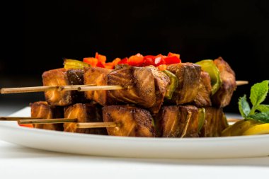 Limon ve nane sosu şiş üzerinde kızarmış balık. kare Barbekü yemek dilimlenmiş